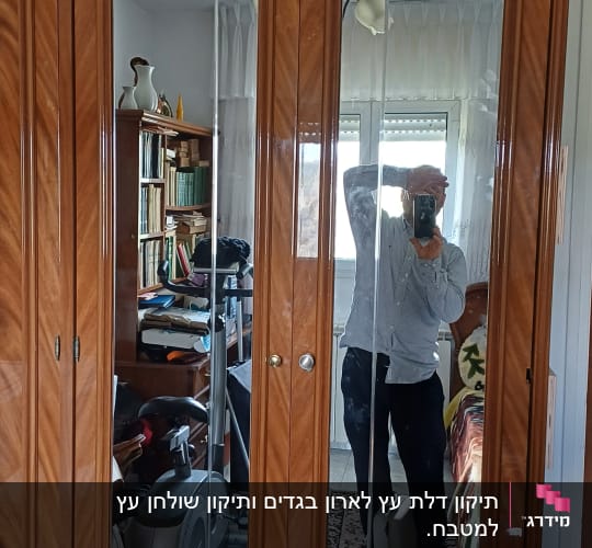 ארון עץ עם מראות ודלתות מעוצבות